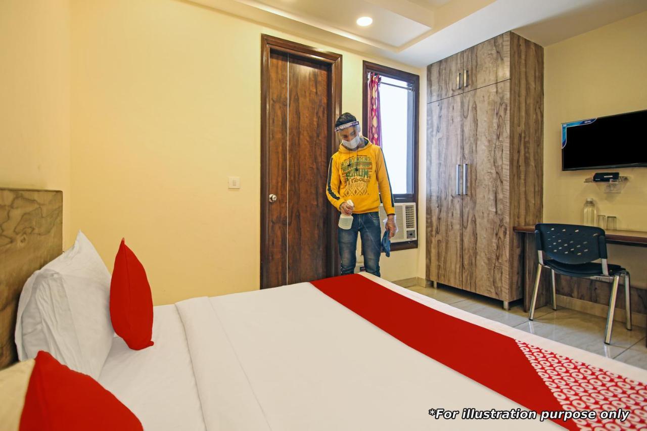 Oyo Flagship 81055 Hotel Barsana Phaphamau Extérieur photo